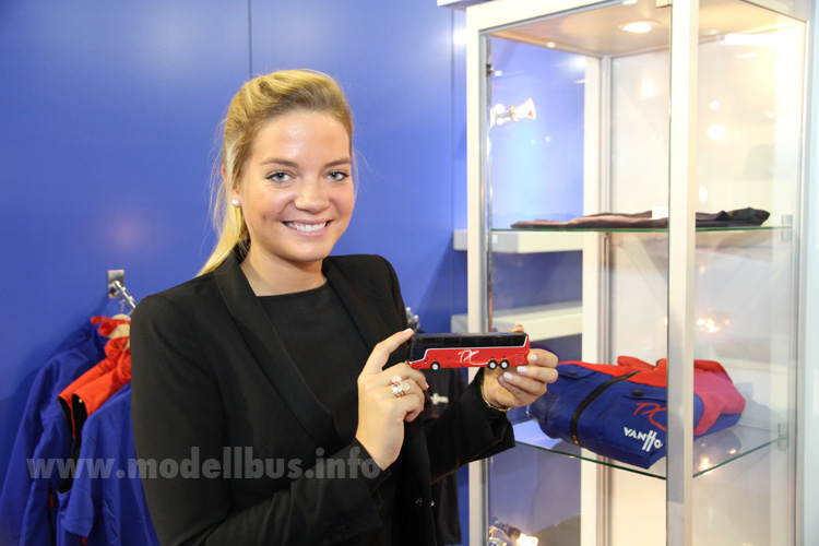 Stefanie Gerardi am Van Hool Messestand mit einem TX Astron 16 modellbus.info