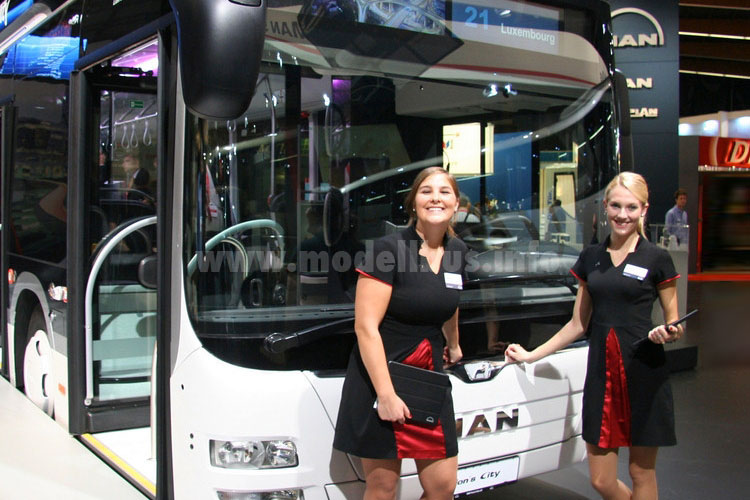 MAN Messehostessen am Lions City GL Kortrijk 2013 modellbus.info