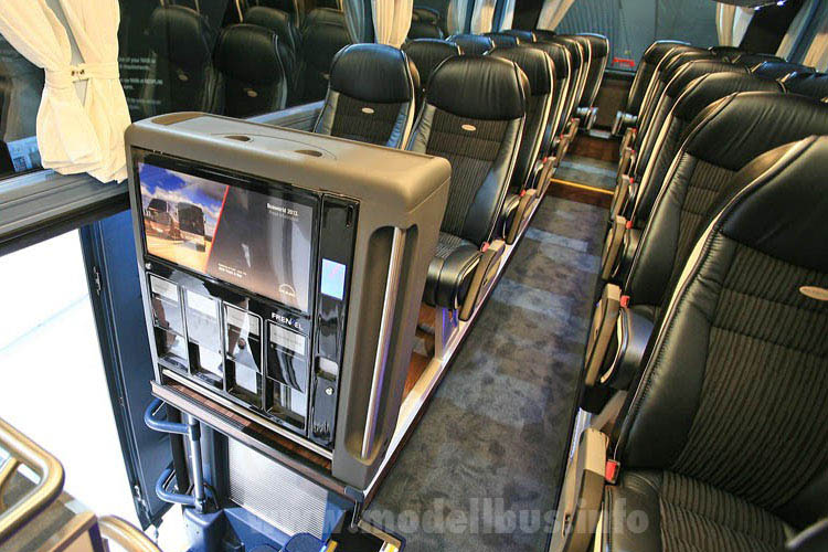 Neoplan Cityliner Fernlinienbus Cateringautomat Kortrijk 2013 modellbus.info