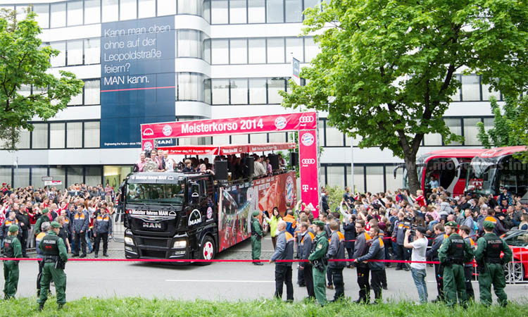 MAN Cabrio-Truck FC Bayern - modellbus.info