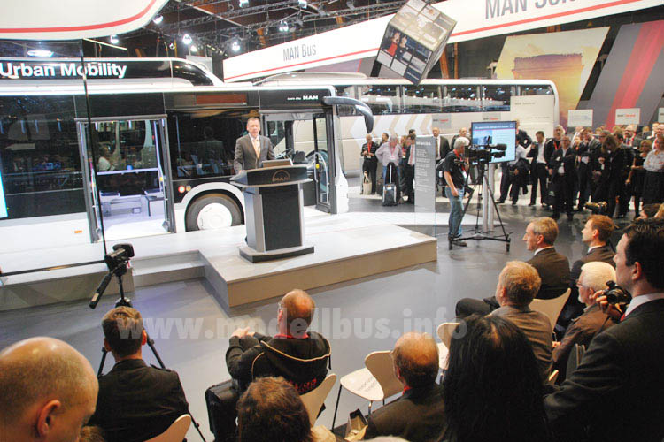 MAN Pressekonferenz Busworld Kortrijk 2013 - modellbus.info