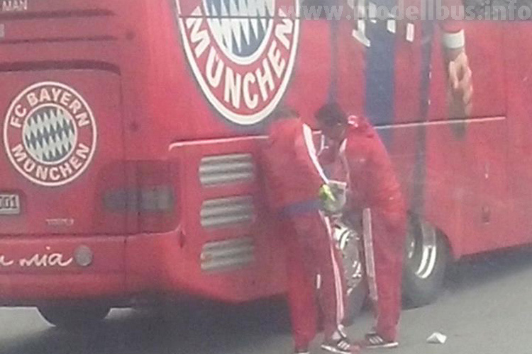 FC Bayern Mannschaftsbus ohne Sprit... - modellbus.info