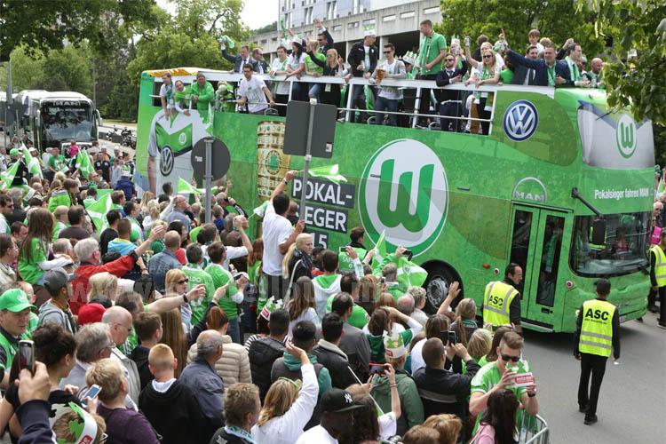 Doppeldecker DFB Pokalsieger 2015 VfL Wolfsburg - modellbus.info