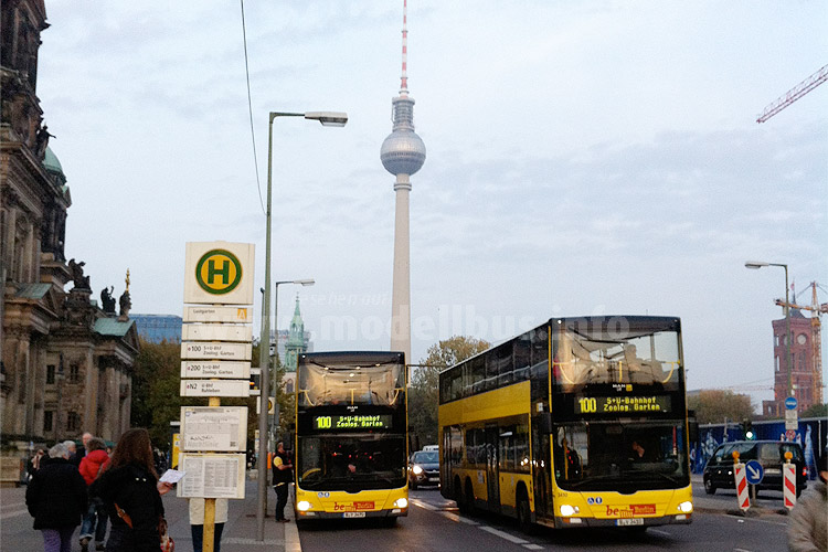 Der 100er der BVG vor dem Alex - modellbus.info