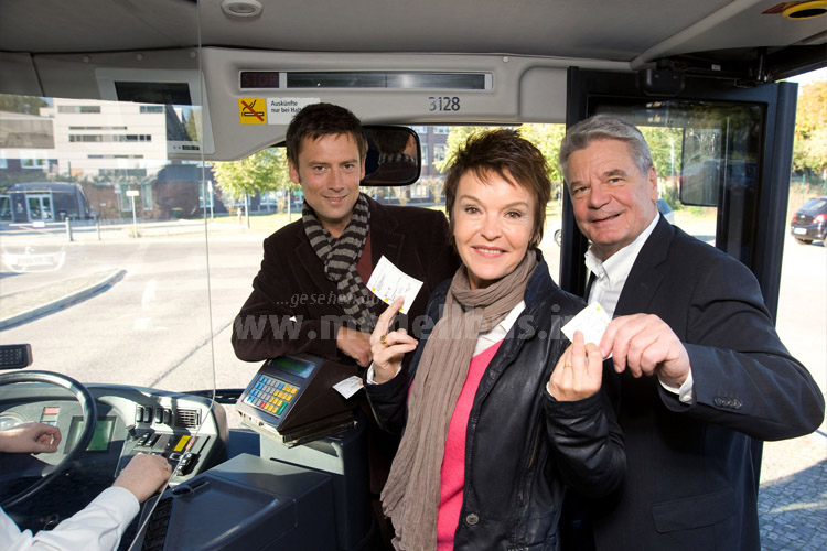 Sascha Hingst Katrin Sass Joachim Gauck (C) RBB - modellbus.info