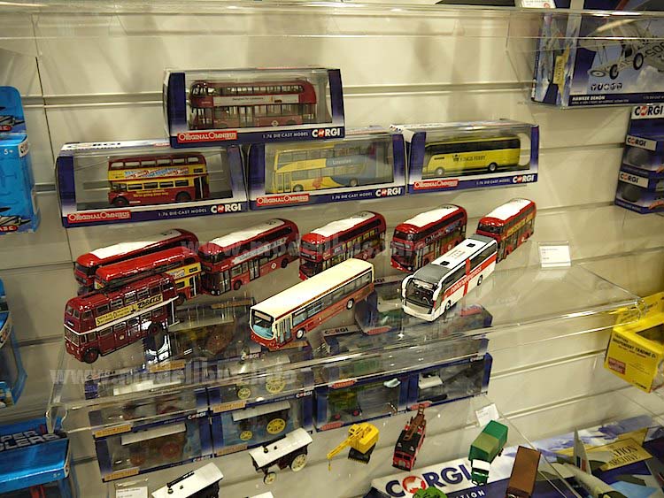 Corgi 1/76 Modellbusse Spielwarenmesse 2013 modellbus.info