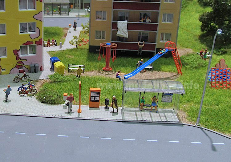 Faller Figurenset An der Bushaltestelle - modellbus.info